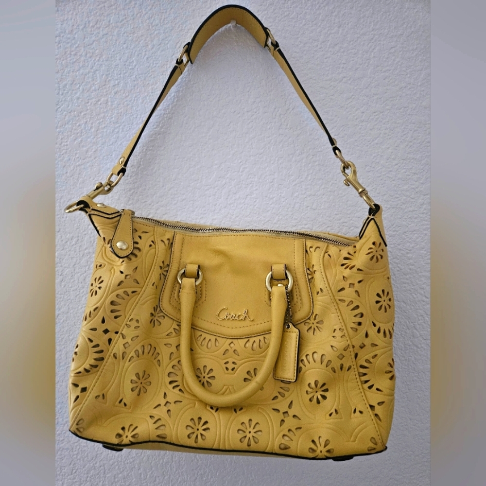 Euc Coach Maggie Shoulder Bag